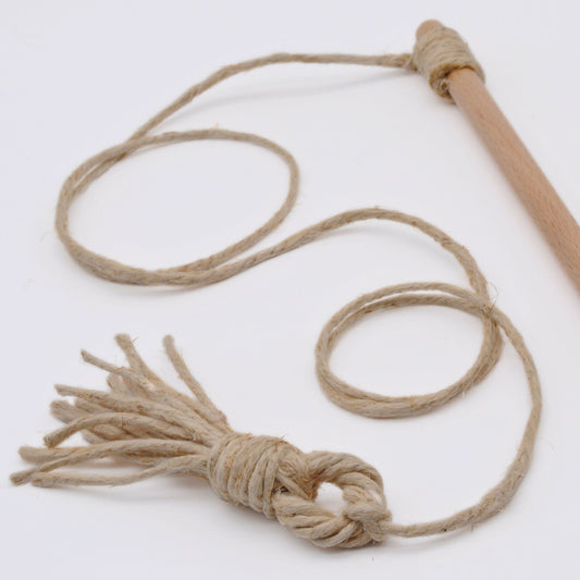 Nahaufnahme der Katzenangel „Wildfang“, zeigt Holzstab, Hanfseil und Naturanhänger im Vordergrund