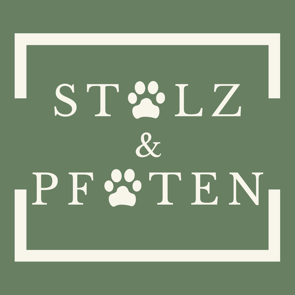 Logo von Stolz & Pfoten auf salbeigrünem Hintergrund mit Pfotenabdrücken als Buchstaben „O“