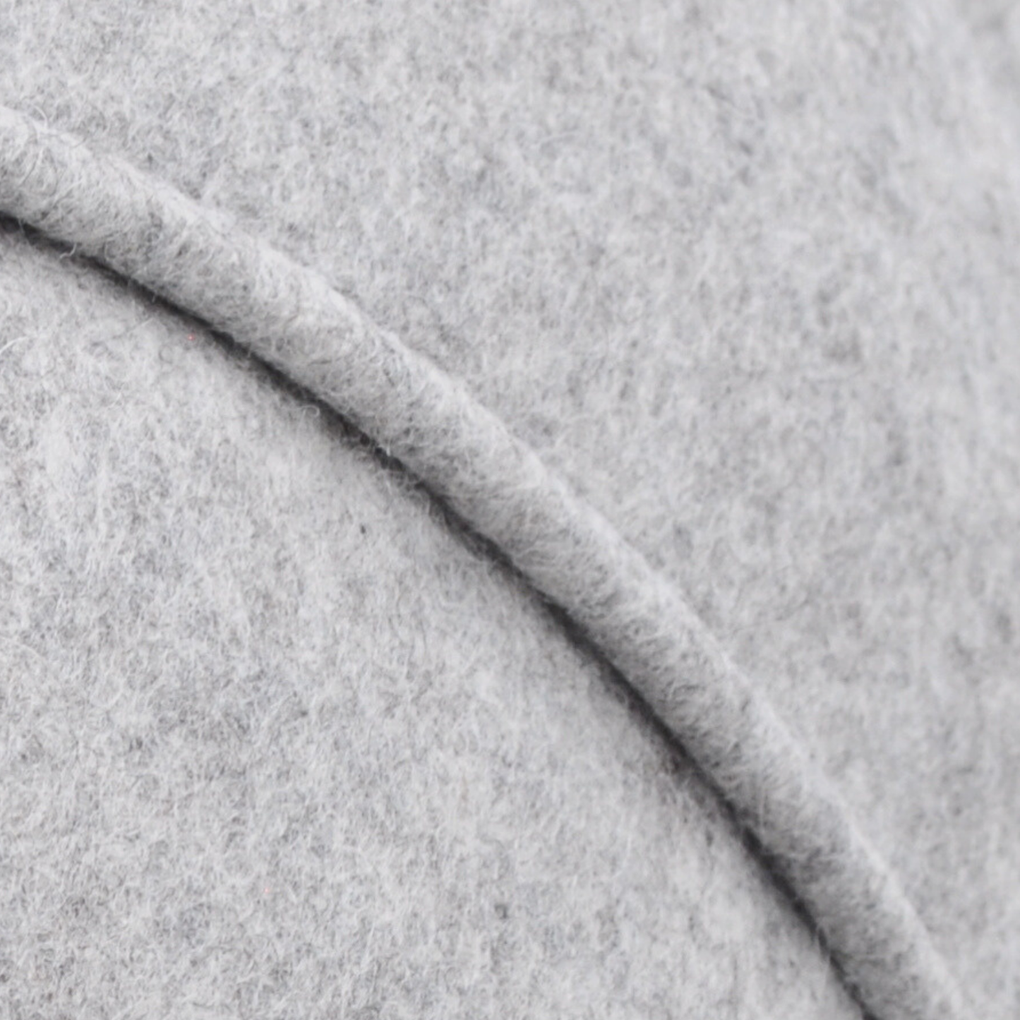 Detailaufnahme der grauen Katzenhöhle aus Merino-Wollfilz, zeigt Naht und Materialstruktur