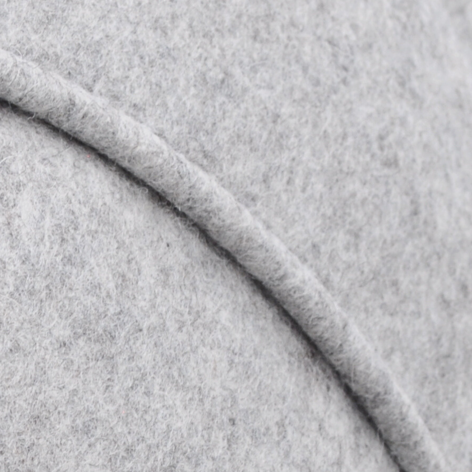 Detailaufnahme der grauen Katzenhöhle aus Merino-Wollfilz, zeigt Naht und Materialstruktur