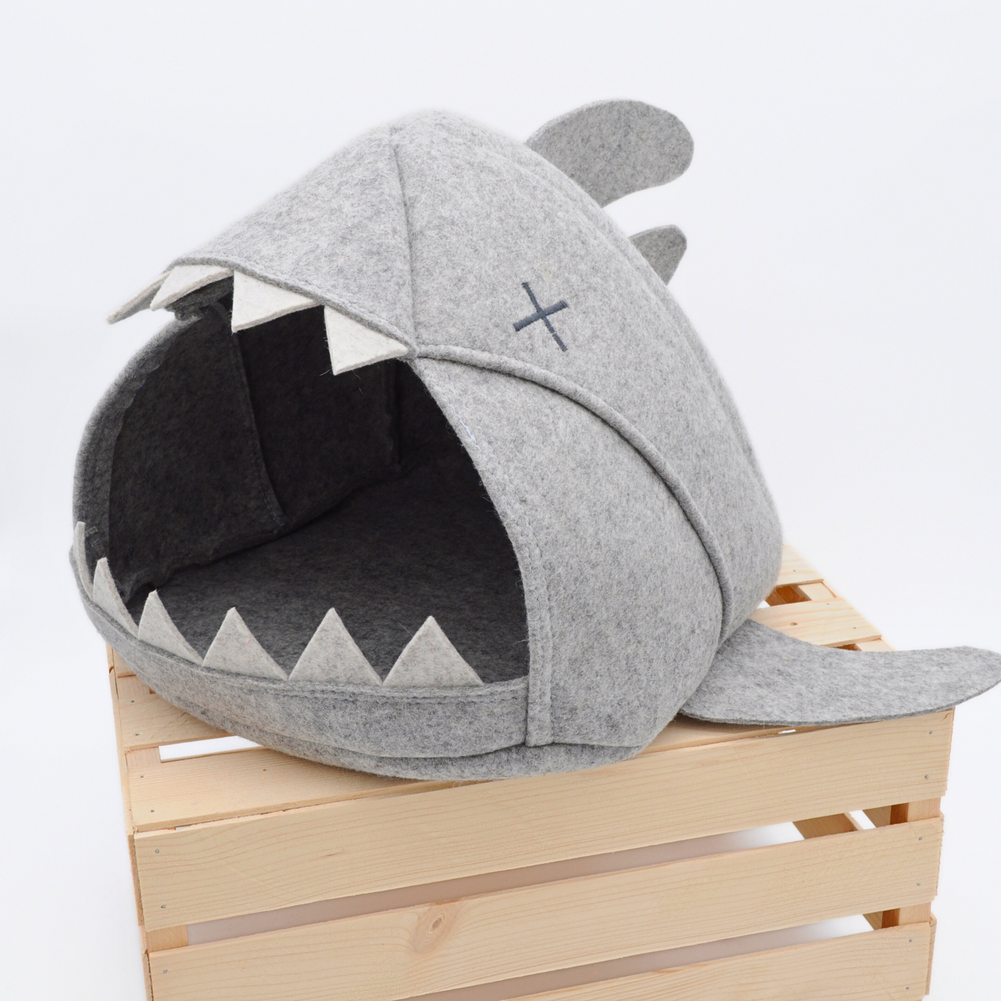 Graue Filz-Katzenhöhle in Haifisch-Optik mit gekreuzten Augen, 45-Grad-Frontansicht