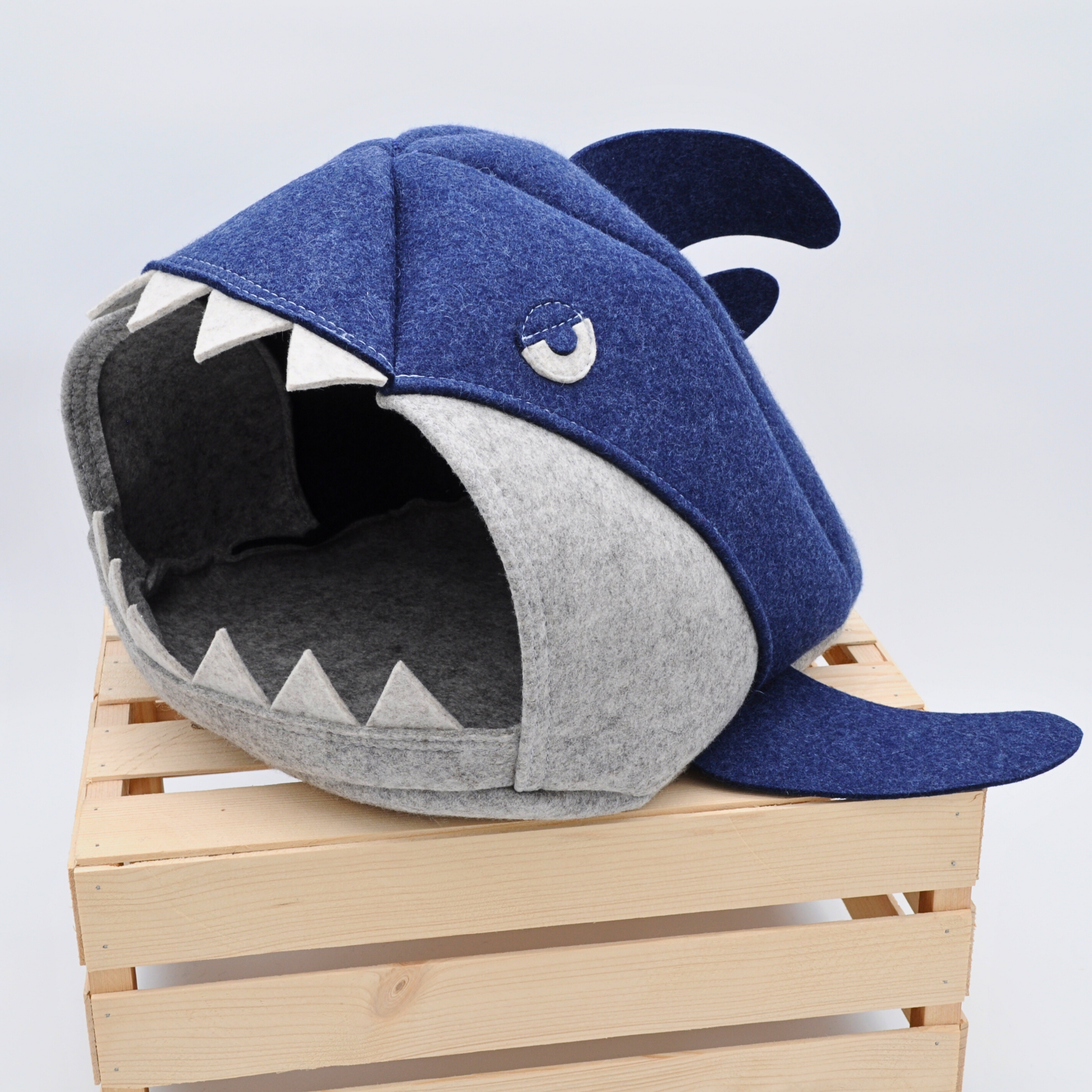 Grau-blaue Filz-Katzenhöhle im Makohai-Design, 45-Grad-Frontansicht