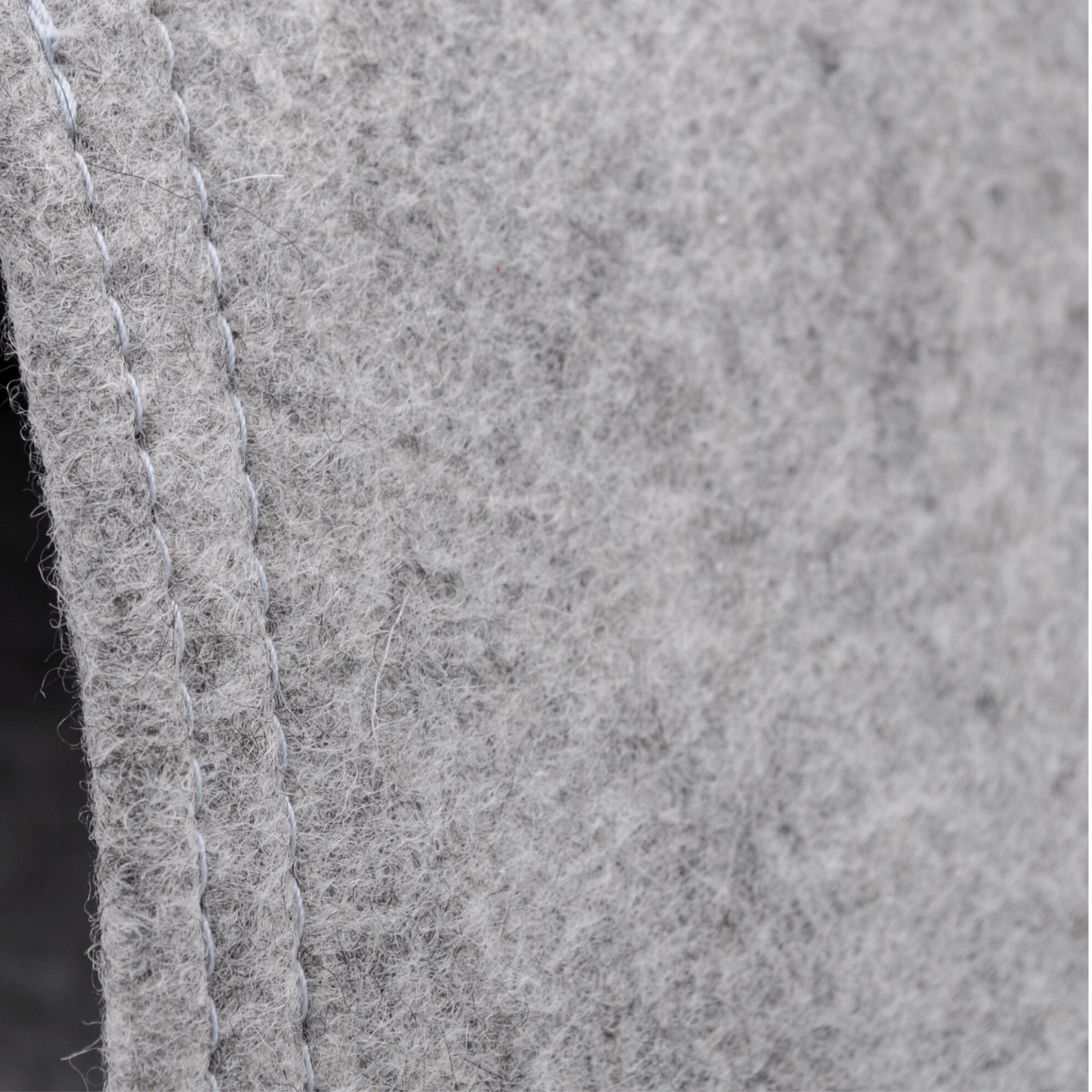 Detailaufnahme der grauen Filz-Katzenhöhle, zeigt Naht und Materialstruktur