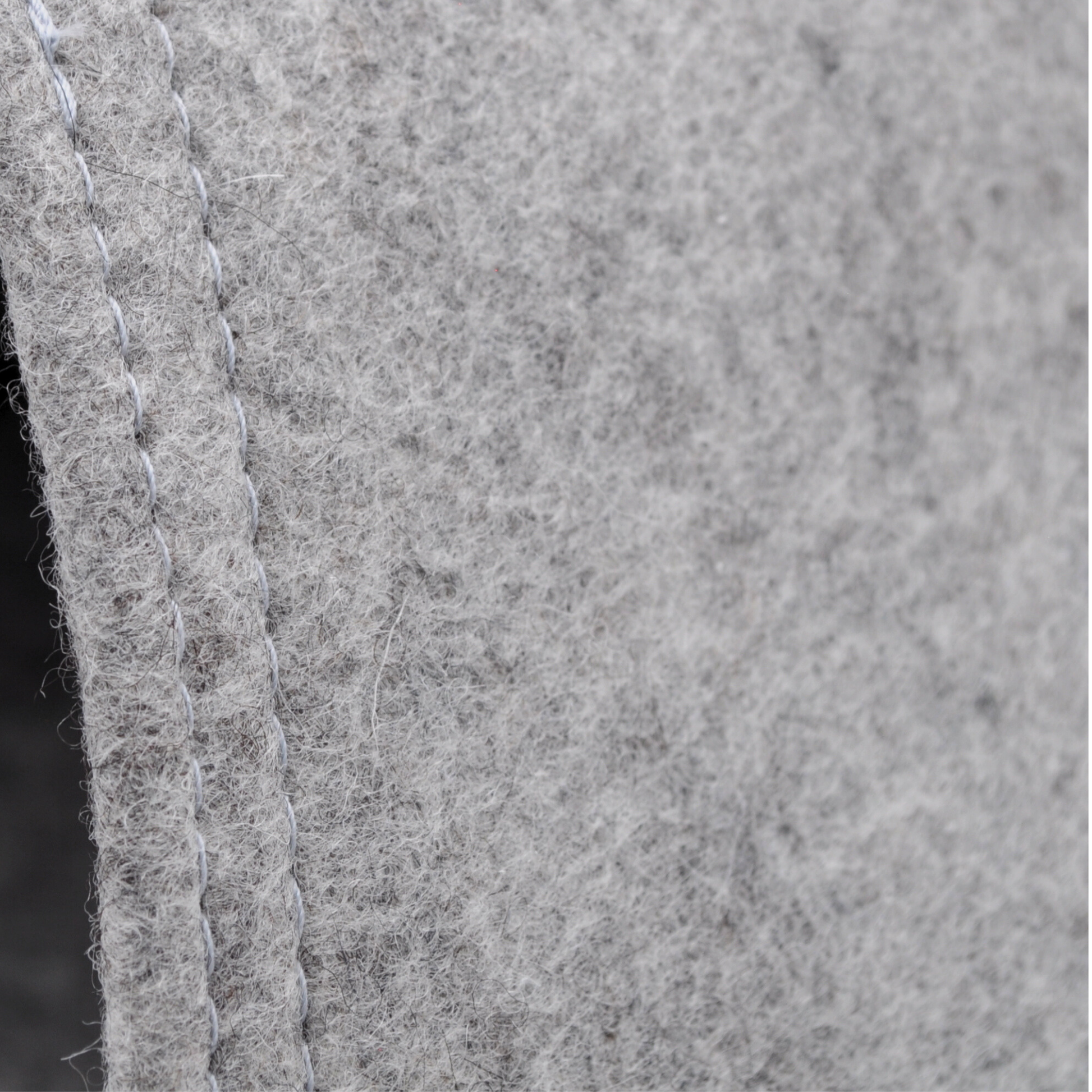 Detailaufnahme der grauen Filz-Katzenhöhle, zeigt Naht und Materialstruktur