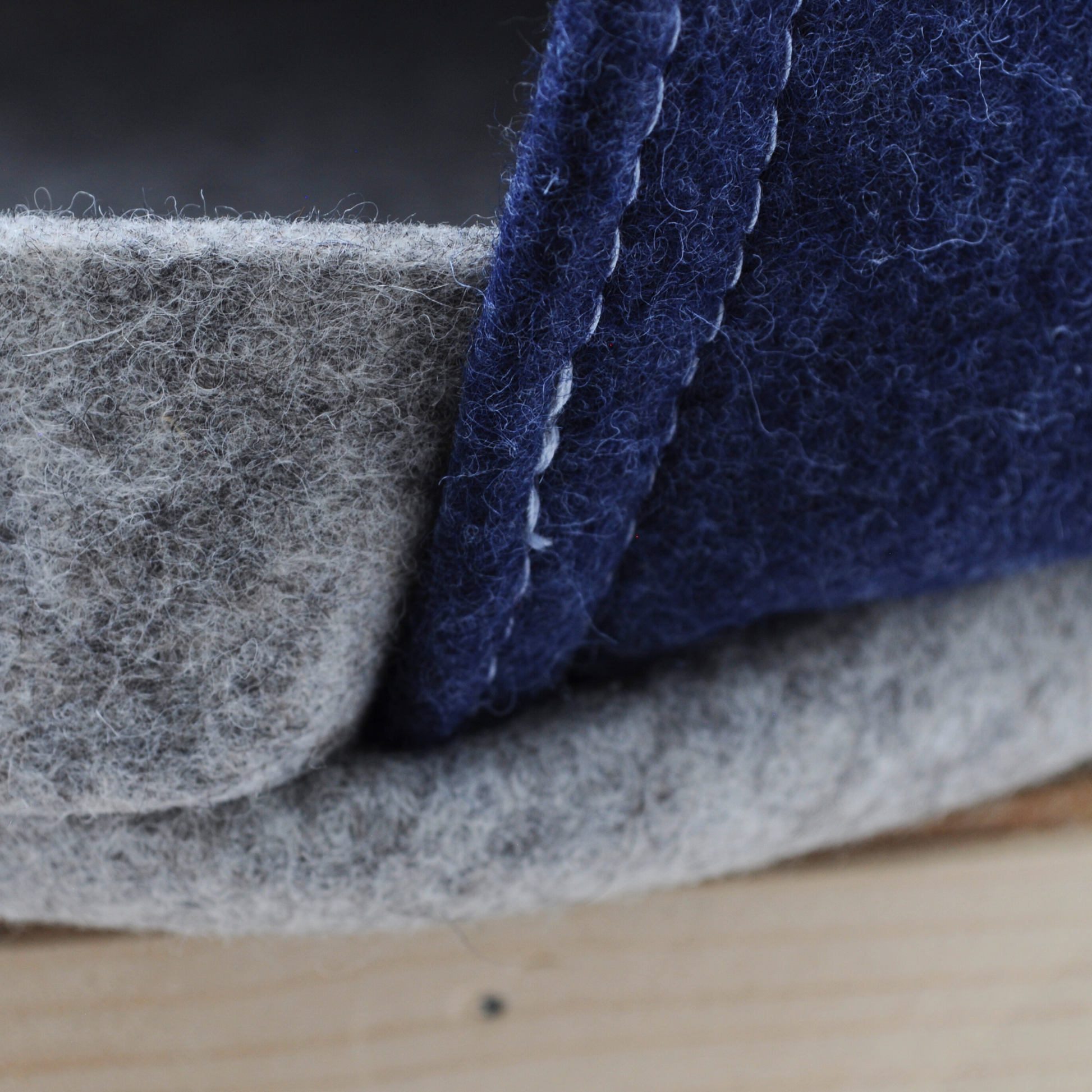 Detailaufnahme der zweifarbigen Katzenhöhle, zeigt Übergang von grauem Wollfillz zu Indigo-blau Wollfilz