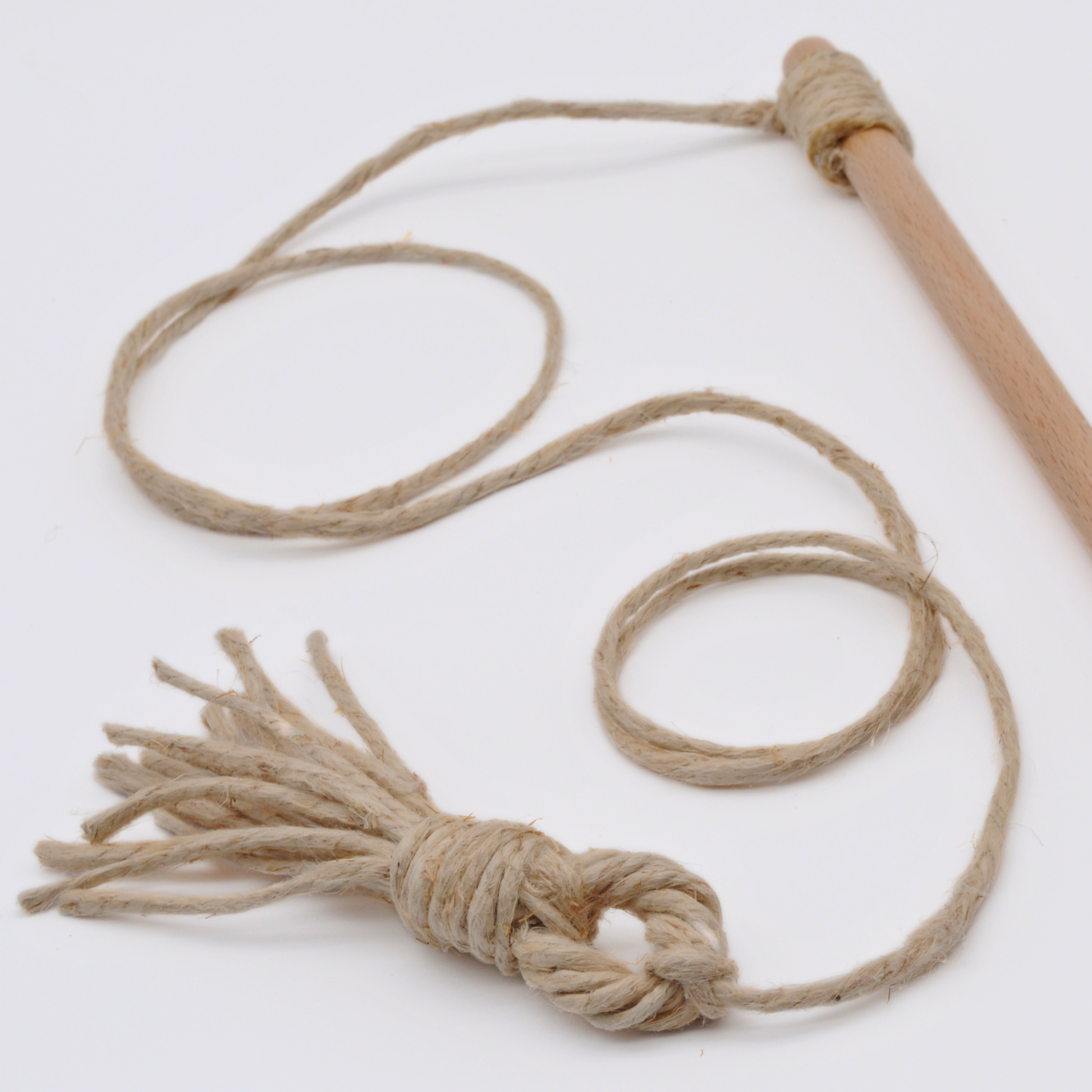 Nahaufnahme der Katzenangel „Wildfang“, zeigt Holzstab, Hanfseil und Naturanhänger im Vordergrund