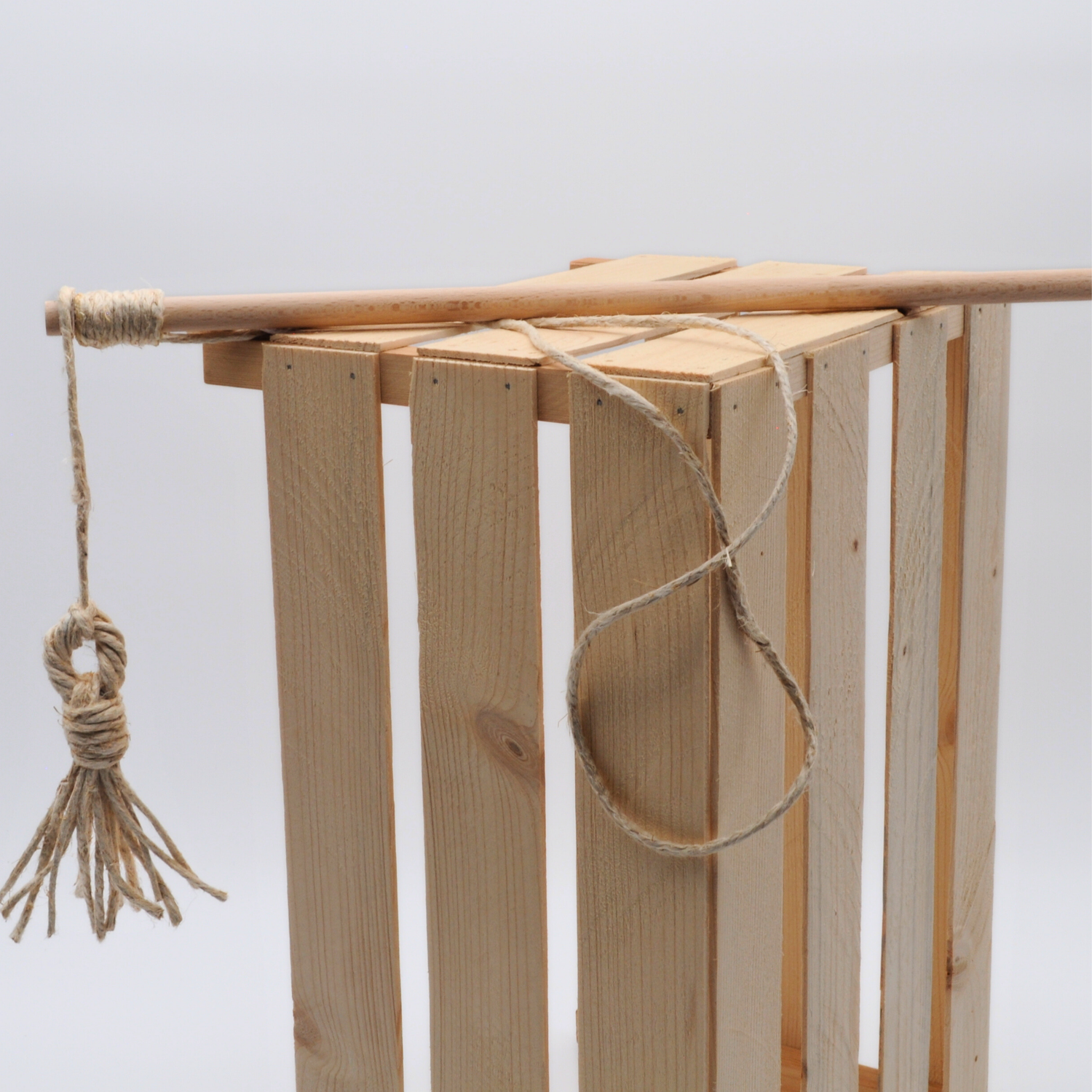 Katzenangel „Wildfang“ aus Holz und Hanfseil, auf Holzkiste arrangiert, Anhänger hängt dekorativ herab