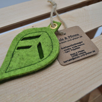 Nahaufnahme des Schlüsselanhängers aus Merino-Wollfilz mit Produktinformationen auf einem an Hanfschnur befestigten Etikett