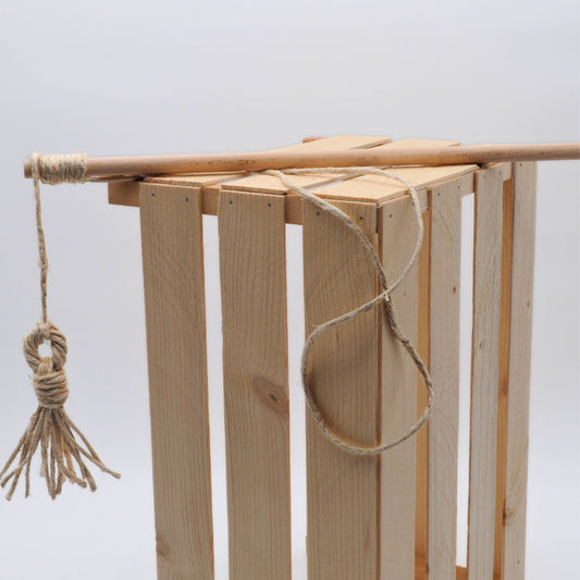 Katzenangel „Wildfang“ aus Holz und Hanfseil, auf Holzkiste arrangiert, Anhänger hängt dekorativ herab