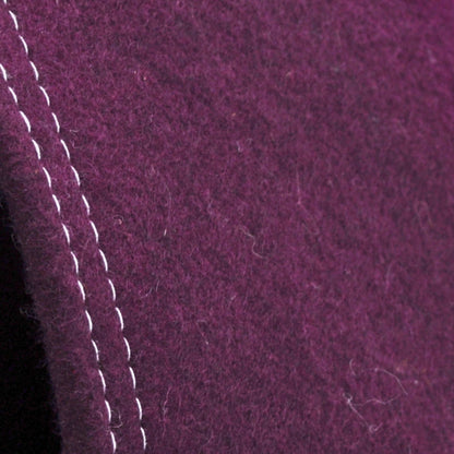 Detailaufnahme der Aubergine-farbenen Katzenhöhle aus Filz, zeigt Materialstruktur und Kontrast zwischen hellgrauer Naht und aubergine-farbenen Wollfillz