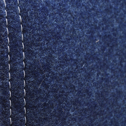 Detailaufnahme der indigo-blauen Katzenhöhle aus Filz, zeigt Materialstruktur und Kontrast zwischen hellgrauer naht und indigo-blauem Wollfillz