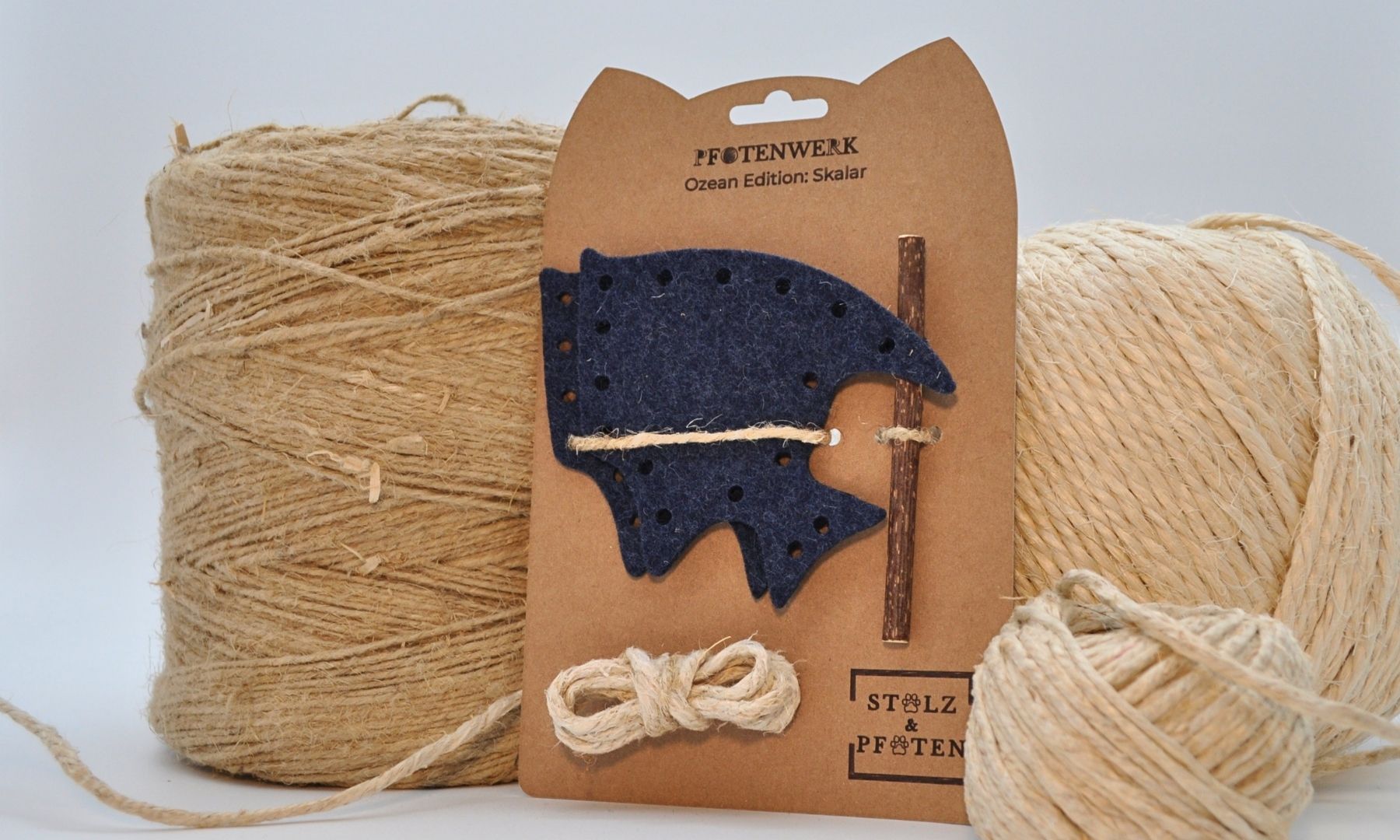 Pfotenwerk Ozean-Edition „Skalar“ DIY-Katzenspielzeug in Verpackung aufrecht präsentiert, Set aus dunkelblauem Wollfilz, Hanfschnur und Matatabi