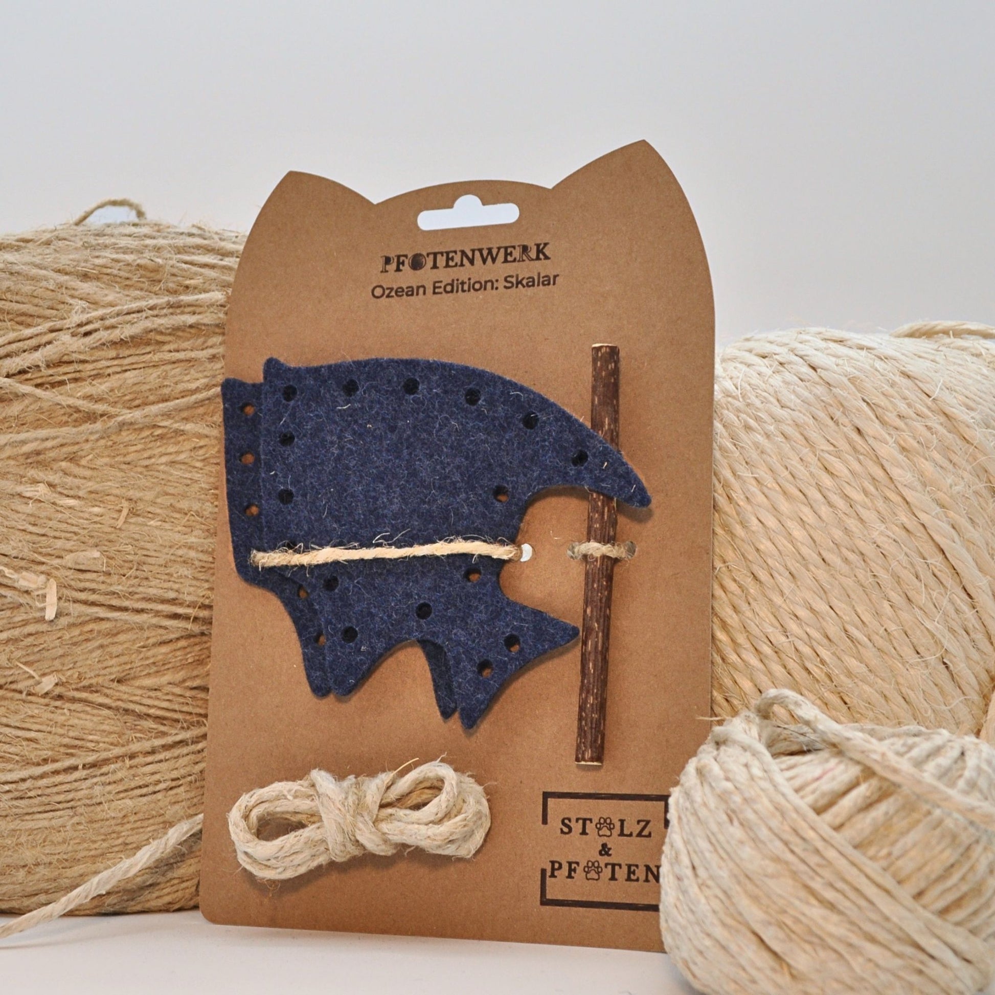 Pfotenwerk Ozean-Edition „Skalar“ DIY-Katzenspielzeug in Verpackung aufrecht präsentiert, Set aus dunkelblauem Wollfilz, Hanfschnur und Matatabi