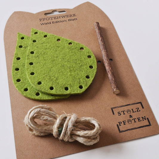 Pfotenwerk DIY-Katzenspielzeug auf Kartonverpackung arrangiert, Set aus Wollfilz, Hanfschnur, Matatabi und Anleitung