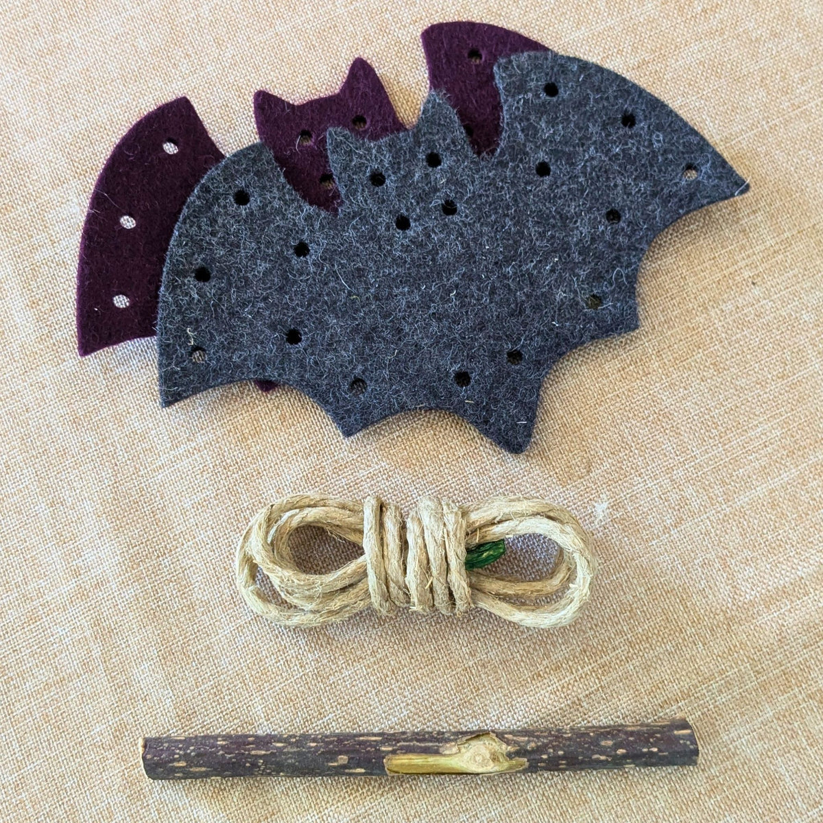 Einzelteile des DIY-Katzenspielzeugs Pfotenwerk Fledermaus: zwei Filzlagen, Hanfschnur und Matatabi