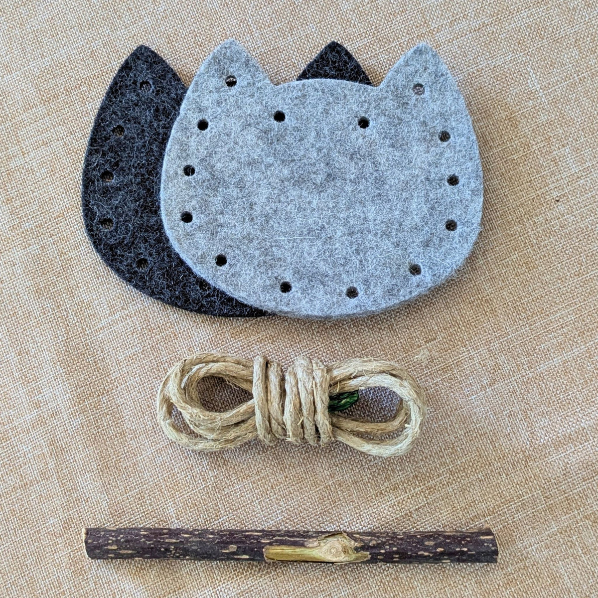 Einzelteile des DIY-Katzenspielzeugs Pfotenwerk Katze: Matatabi, zwei Filzlagen und Hanfschnur