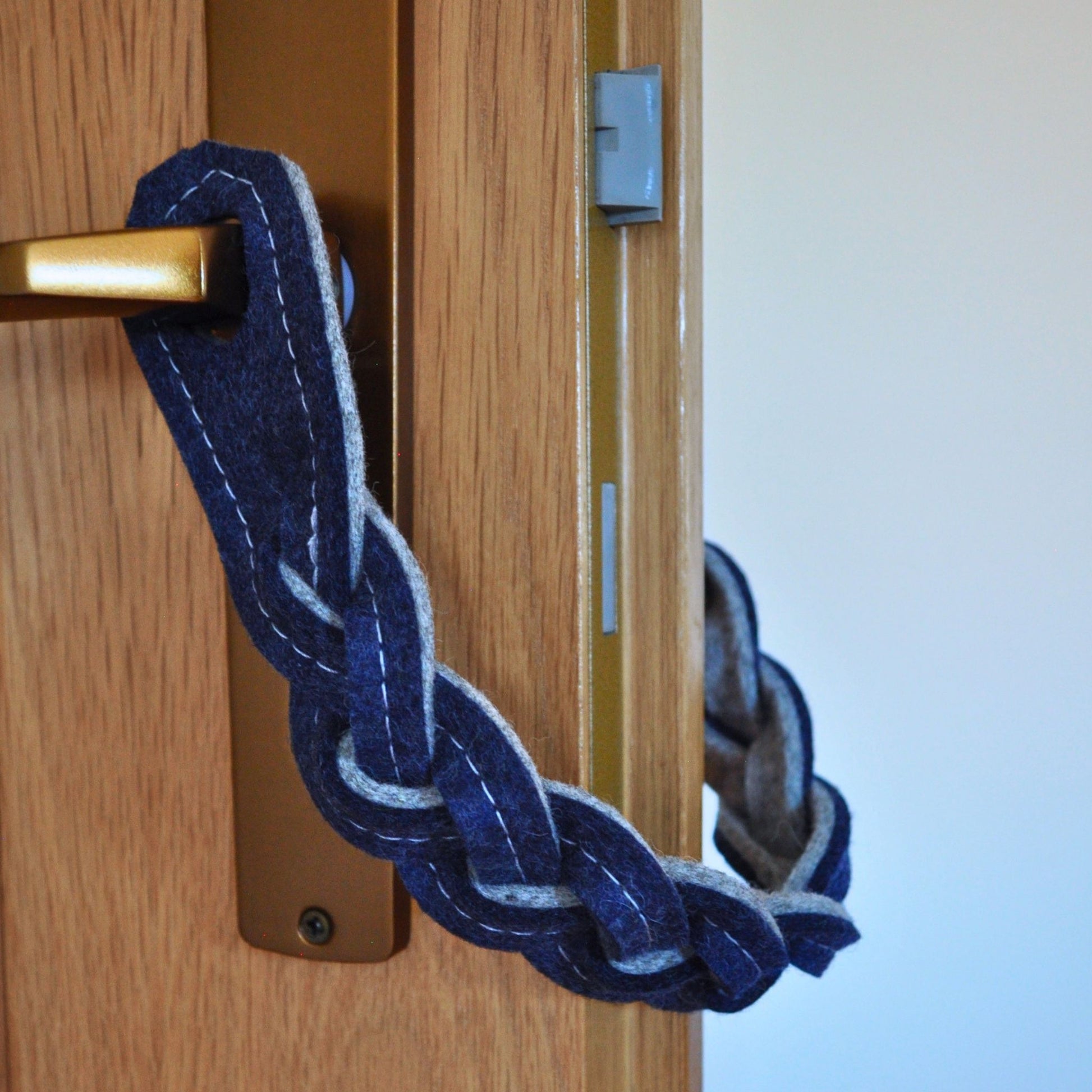 Türwächter aus Merino-Wollfilz in Indigo hält die Tür offen und verhindert das Zuschlagen oder Zufallen