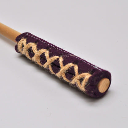 Detailaufnahme des Holzgriffs der Katzenangel Wildfang in aubergine
