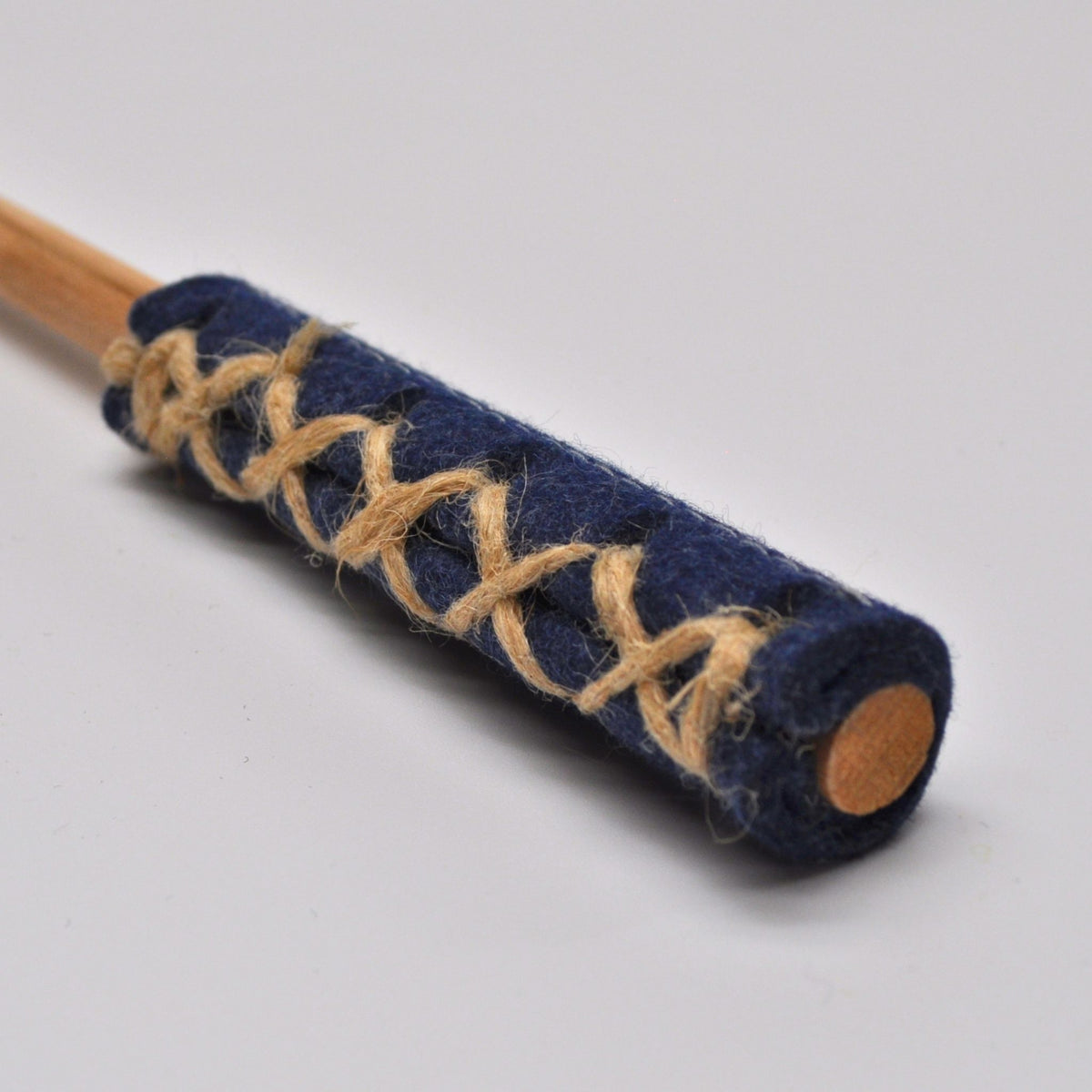 Detailaufnahme des Holzgriffs der Katzenangel Wildfang in indigo