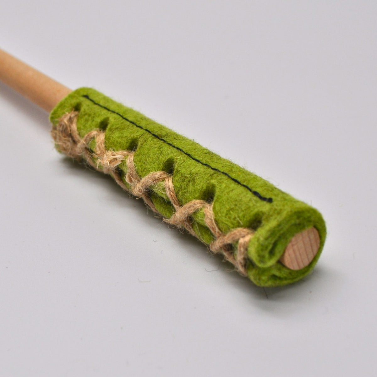 Detailaufnahme des Holzgriffs der Katzenangel Wildfang in kiwi