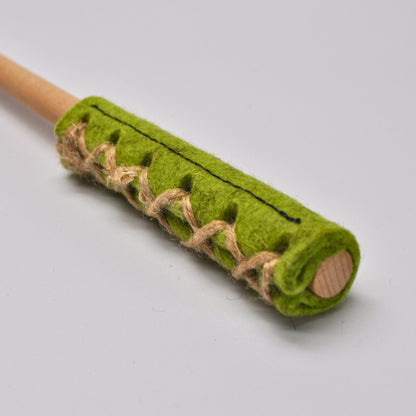 Detailaufnahme des Holzgriffs der Katzenangel Wildfang in kiwi