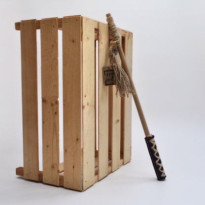 Handgefertigte Katzenangel Wildfang in anthrazit an einer Holzkiste, mit Holzstab, Hanfschnur und Filzanhänger