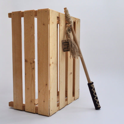 Handgefertigte Katzenangel Wildfang in aubergine an einer Holzkiste, mit Holzstab, Hanfschnur und Filzanhänger