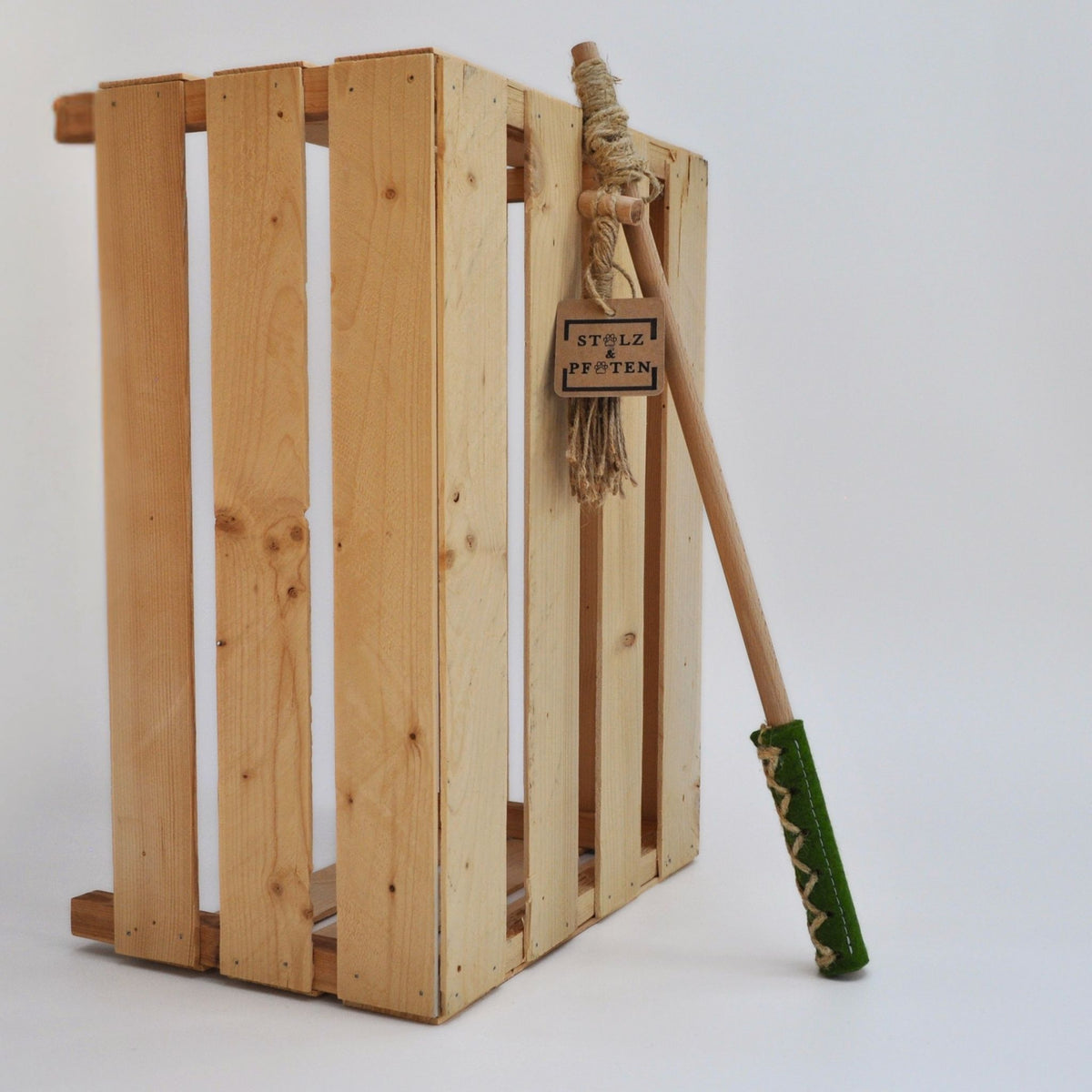 Handgefertigte Katzenangel Wildfang in farn an einer Holzkiste, mit Holzstab, Hanfschnur und Filzanhänger