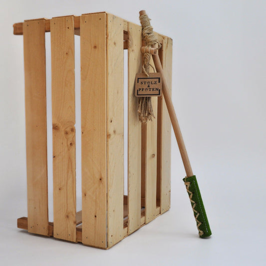 Handgefertigte Katzenangel Wildfang in farn an einer Holzkiste, mit Holzstab, Hanfschnur und Filzanhänger