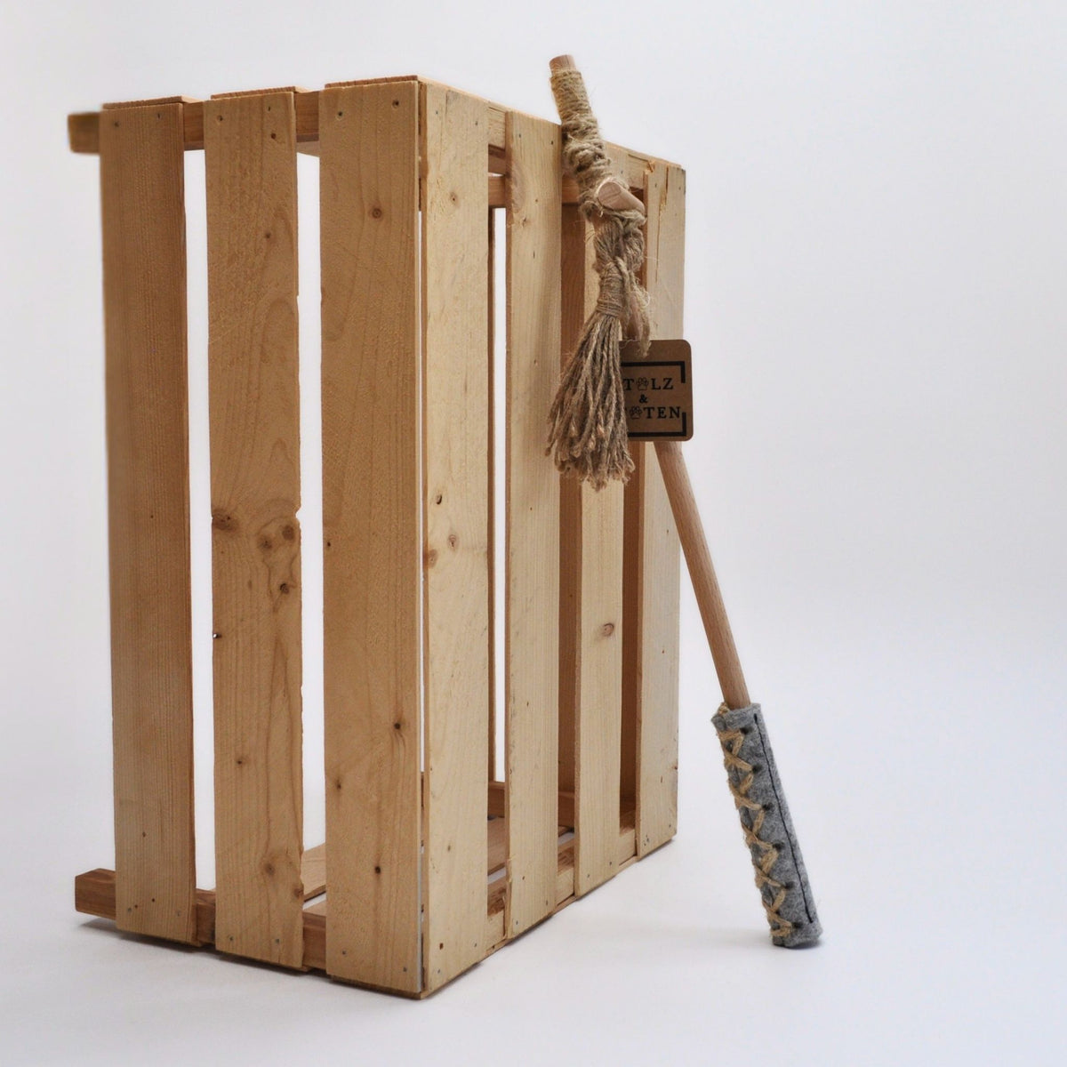 Handgefertigte Katzenangel Wildfang in grau an einer Holzkiste, mit Holzstab, Hanfschnur und Filzanhänger