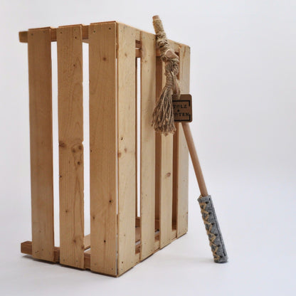 Handgefertigte Katzenangel Wildfang in grau an einer Holzkiste, mit Holzstab, Hanfschnur und Filzanhänger