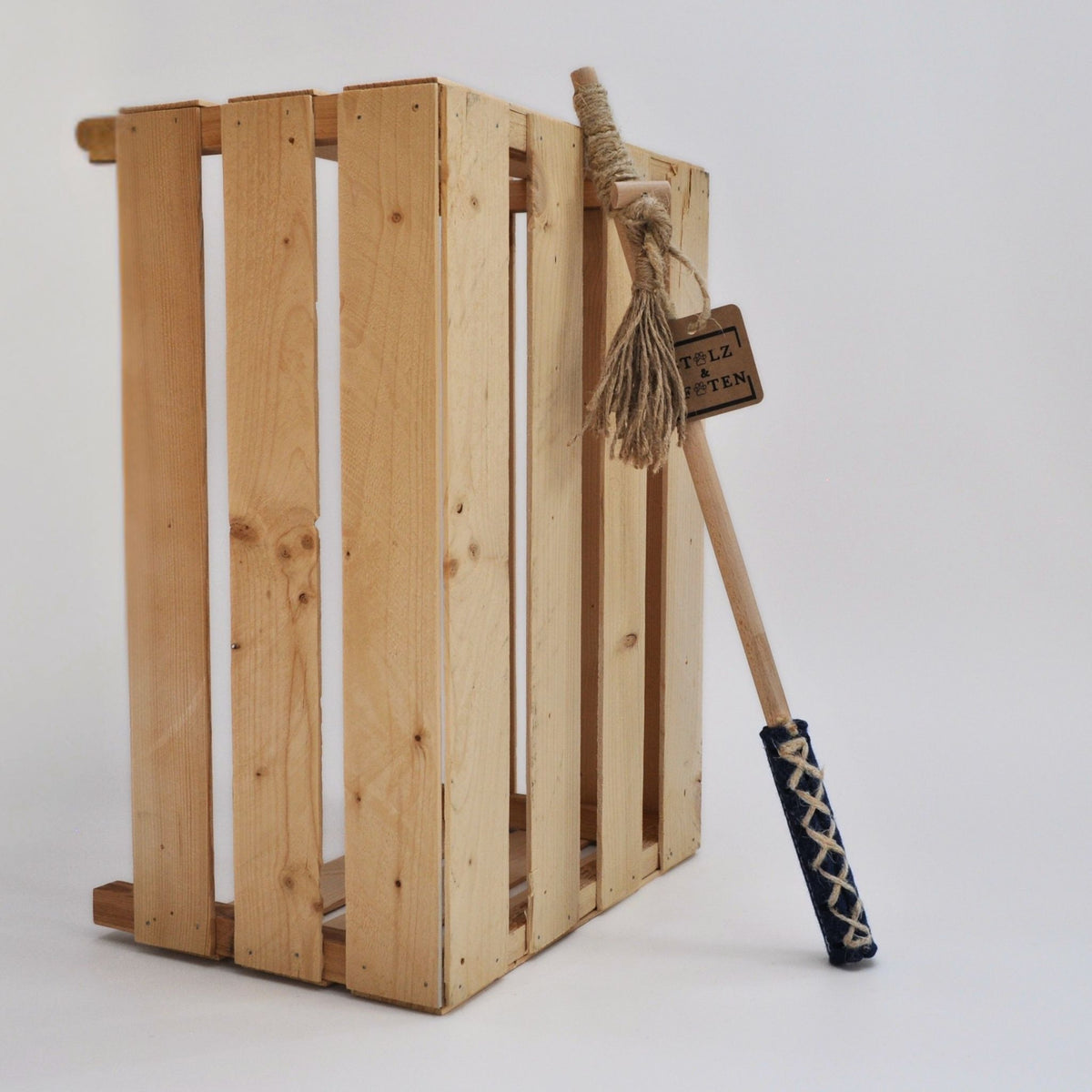 Handgefertigte Katzenangel Wildfang in indigo an einer Holzkiste, mit Holzstab, Hanfschnur und Filzanhänger