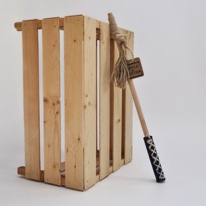 Handgefertigte Katzenangel Wildfang in indigo an einer Holzkiste, mit Holzstab, Hanfschnur und Filzanhänger