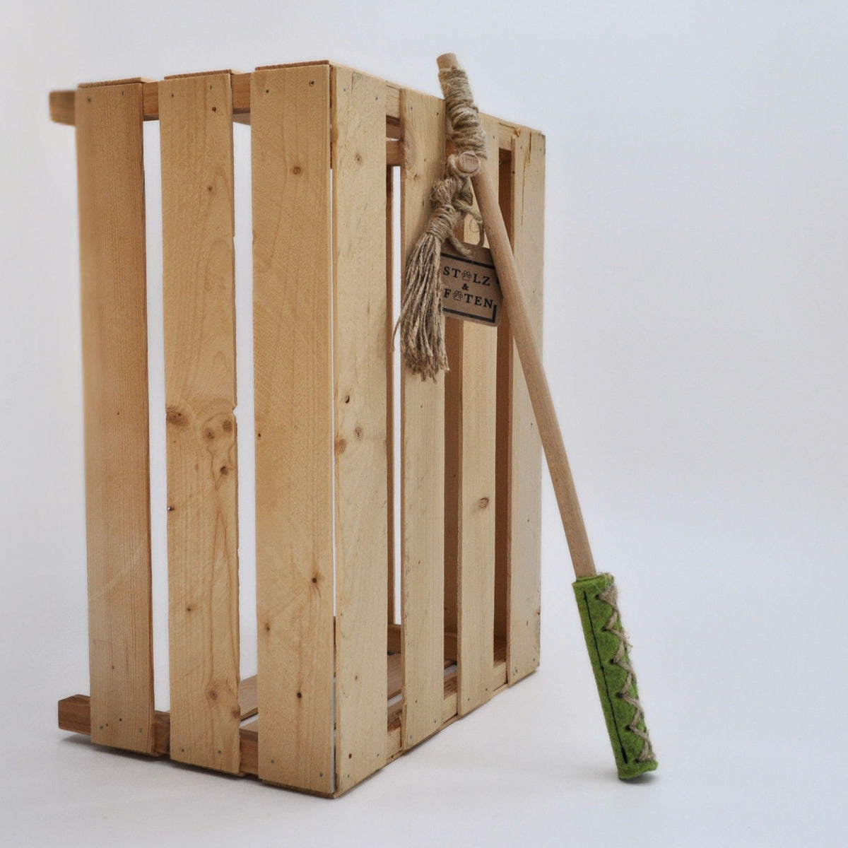 Handgefertigte Katzenangel Wildfang in kiwi an einer Holzkiste, mit Holzstab, Hanfschnur und Filzanhänger