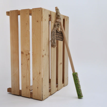 Handgefertigte Katzenangel Wildfang in kiwi an einer Holzkiste, mit Holzstab, Hanfschnur und Filzanhänger