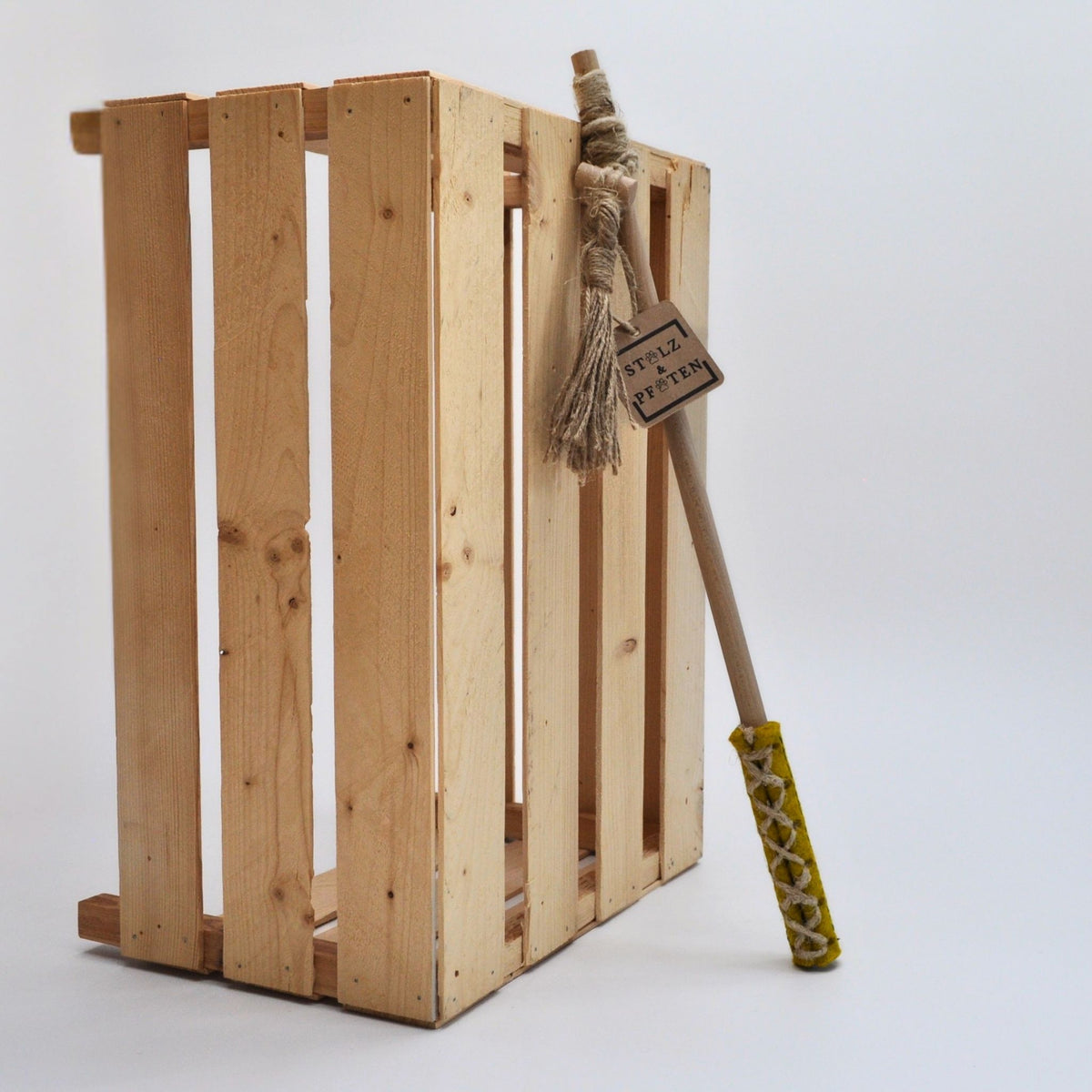 Handgefertigte Katzenangel Wildfang in senf an einer Holzkiste, mit Holzstab, Hanfschnur und Filzanhänger