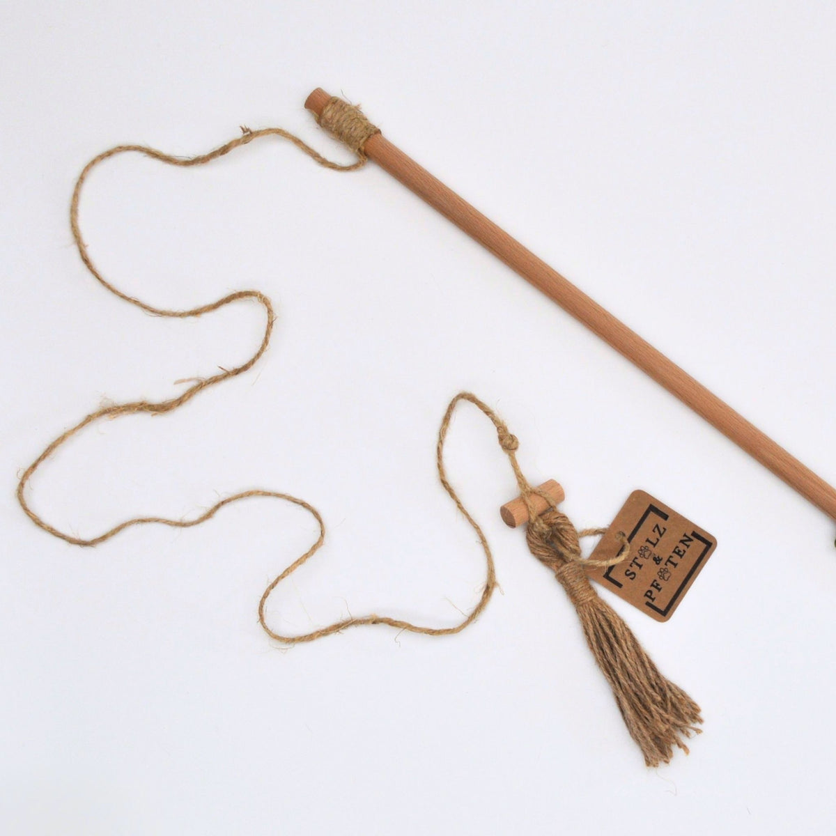 Katzenangel Wildfang mit Holzstab, Hanfschnur und Filzanhänger in der Gesamtansicht